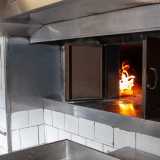...che va ad alimentare la legna che si trova all�interno